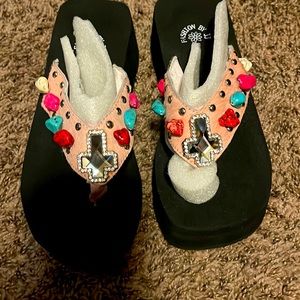 NEW 💋JJ colored stone, w/ silver rhinestone cross sandals! Size 6-7 SO CUTE!!!